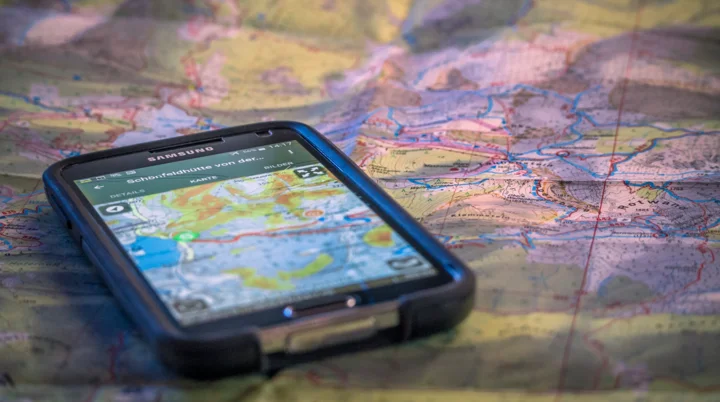 Digitale Wanderhelfer | © DAV /Silvan Metz Smartphone  - im Display eine Bergkarte | © DAV /Silvan Metz